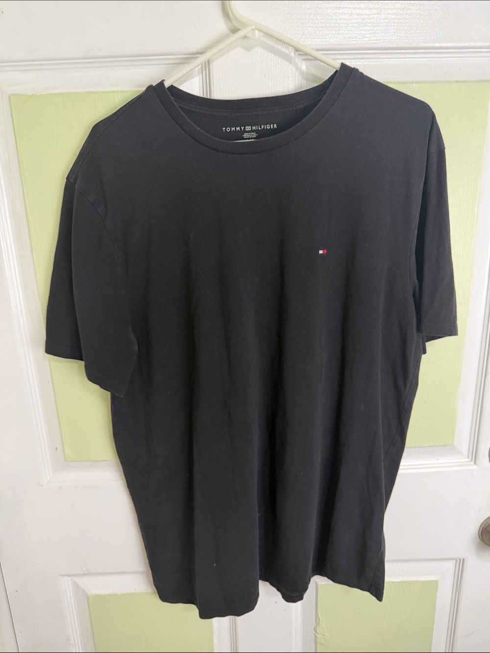 (2455) Tommy Hilfiger Black Short Sleeve Crewneck T-Shirt w/ Chest Flag, Size: L